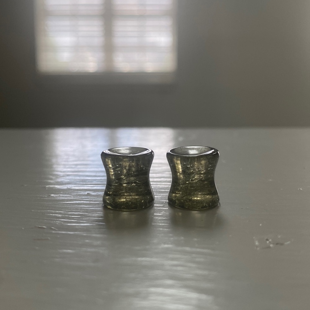00g concave cracked-like black plugs